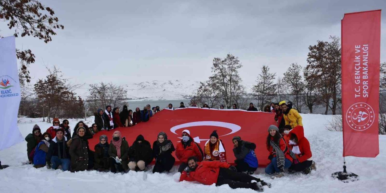 Gençler Hazarbaba Kayak Merkezi’nde eğlendi