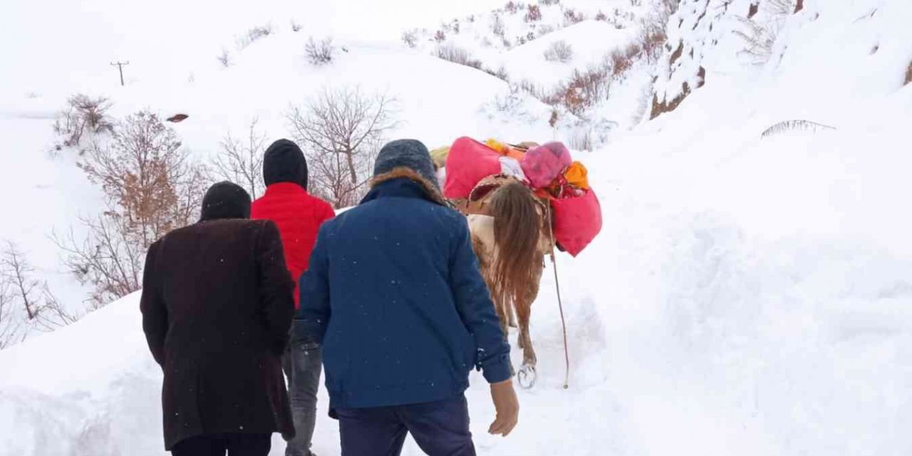 Yolları kapanan köylüler at ile erzak taşıdı