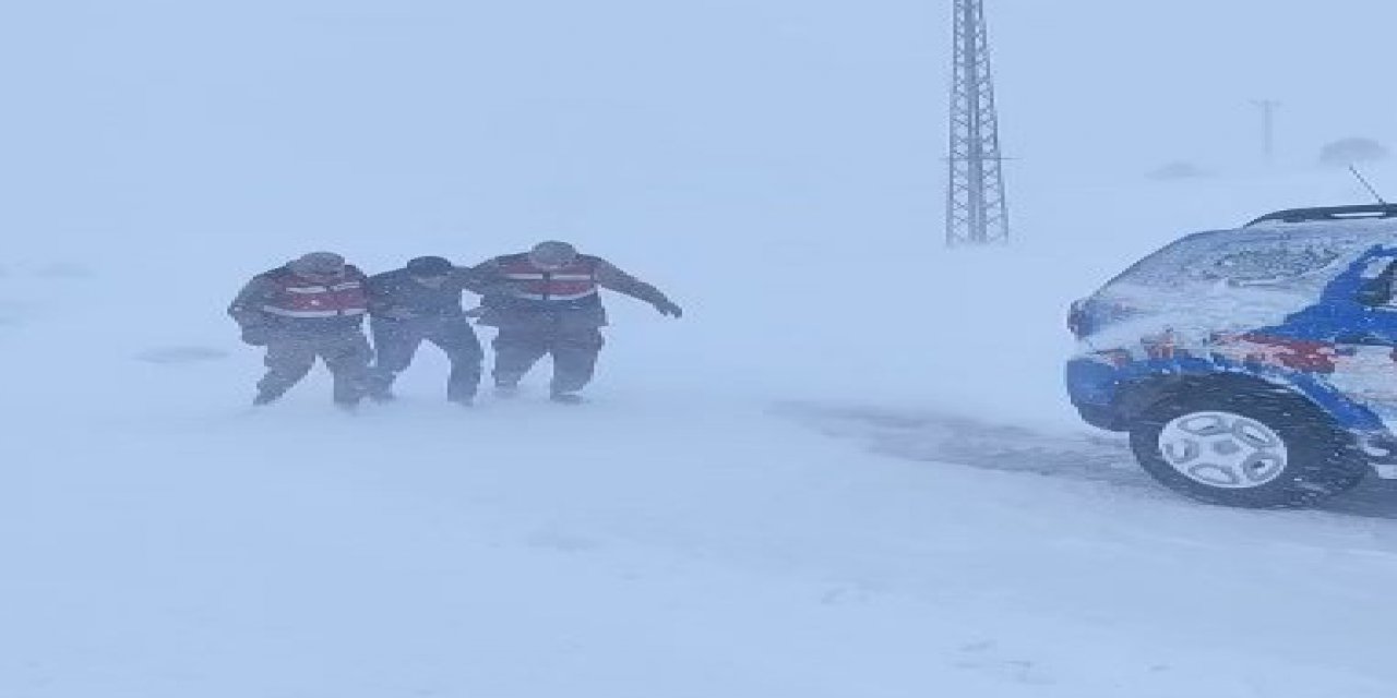 Donma tehlikesi geçiren şahsı jandarma kurtardı