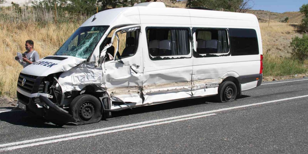 Elazığ’da Kamyon İle Minibüs Çarpıştı: 2 Yaralı