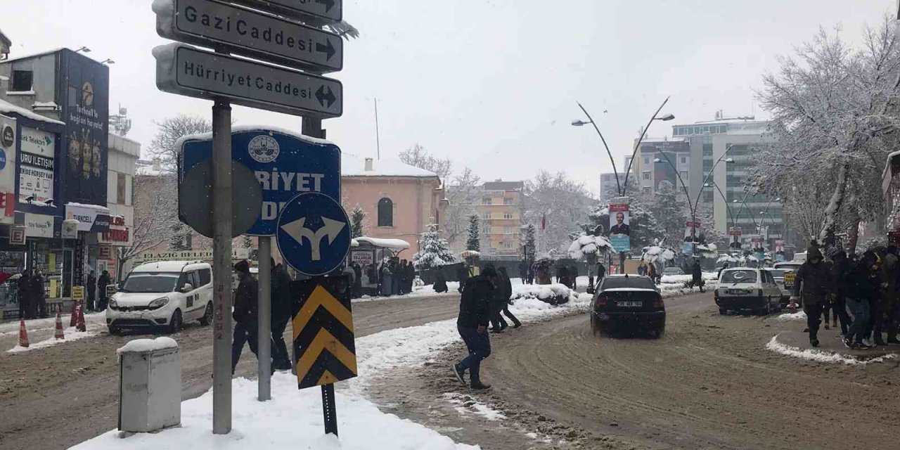 Kar yağışı etkisini sürdürüyor