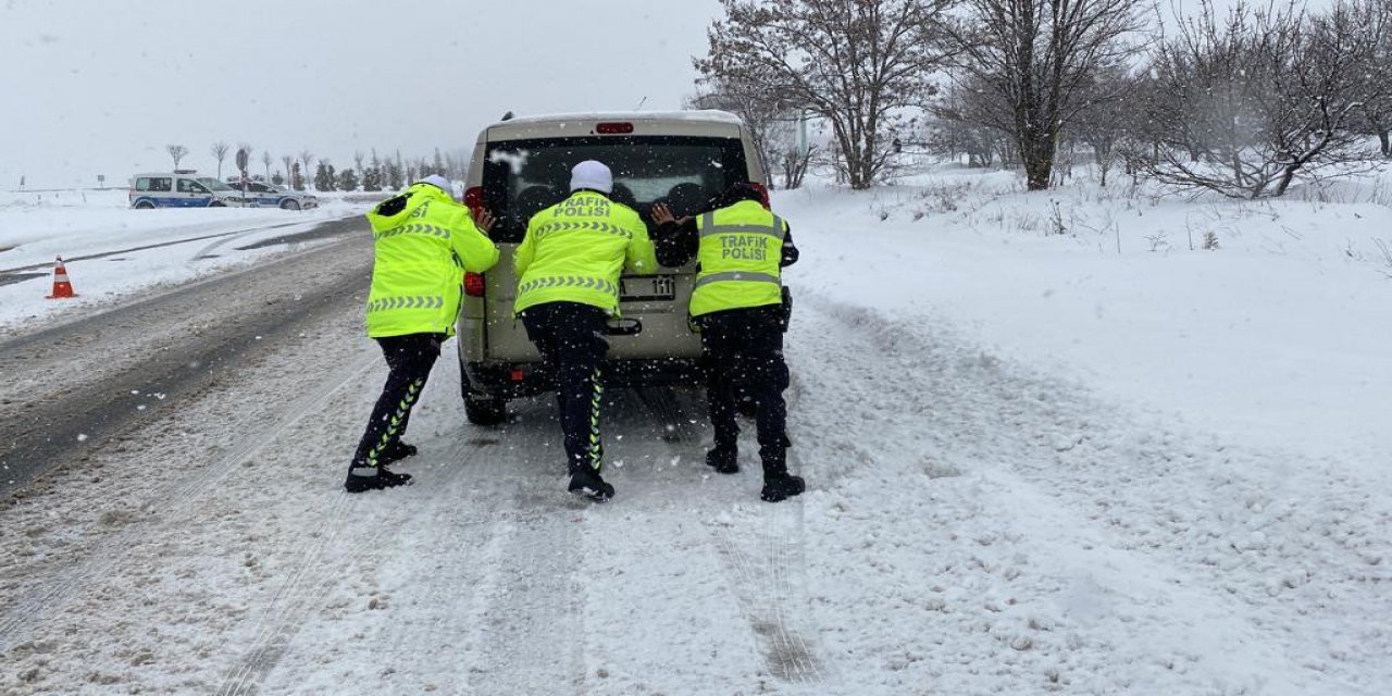 Yolda kalan sürücülerin imdadına polis ekipleri yetişti