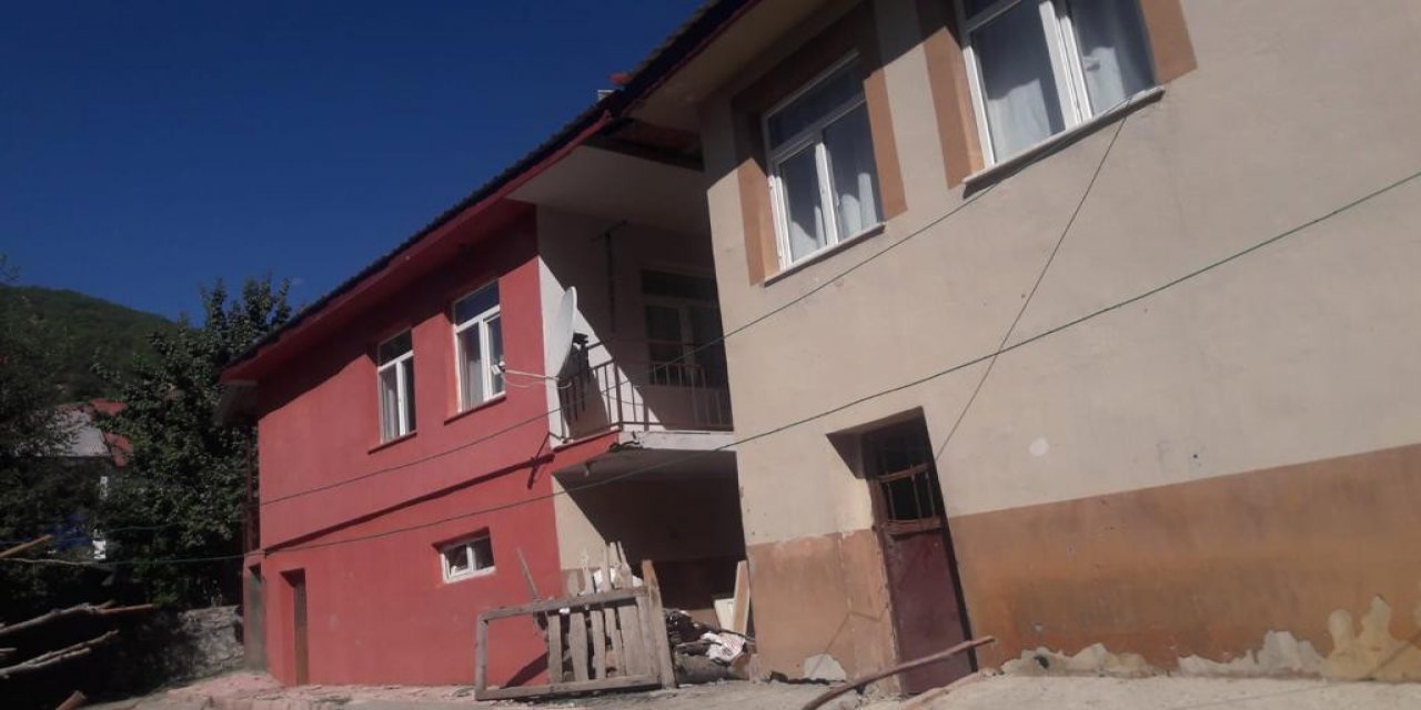 Elazığ’daki Depremde Bazı Binalarda Çatlaklar Oluştu