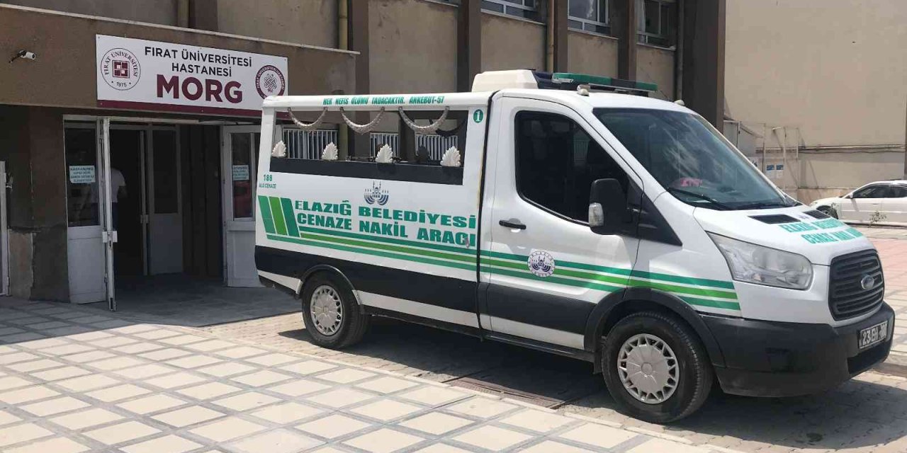 Kafasına Cam Düşen İşçi Hayatını Kaybetti