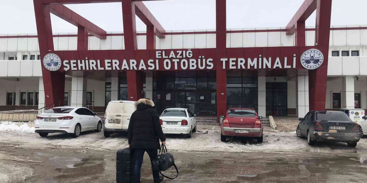Otobüs seferlerinin yeniden başlamasıyla vatandaşlar otogara akın etti