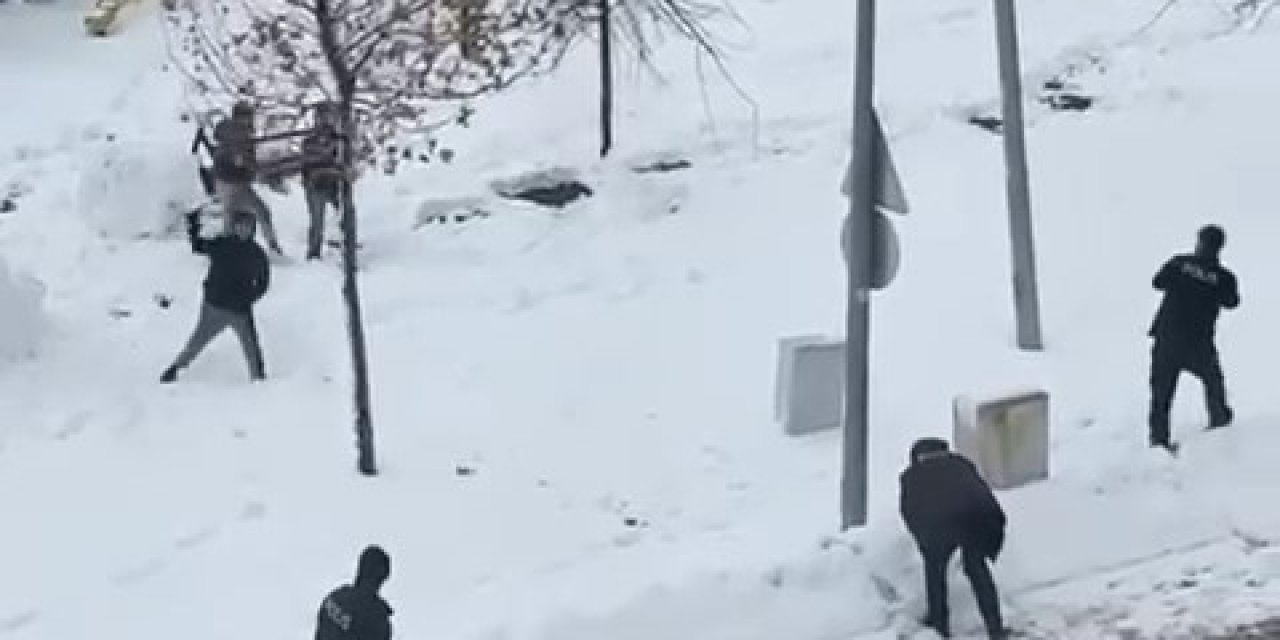 Polis çocuklarla kar topu oynadı