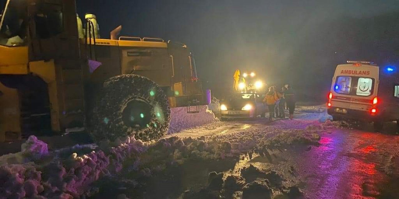 Kardan dolayı kapanan yollarda ekipler hasta vatandaşa ulaşmak için seferber oldu