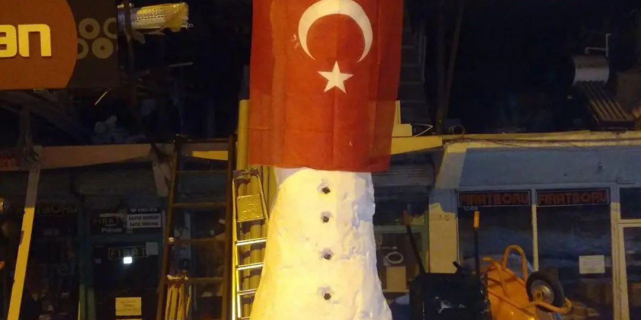 Sezonun dev kardan adamı Elazığ’da: Yaklaşık 4 metre uzunluğunda