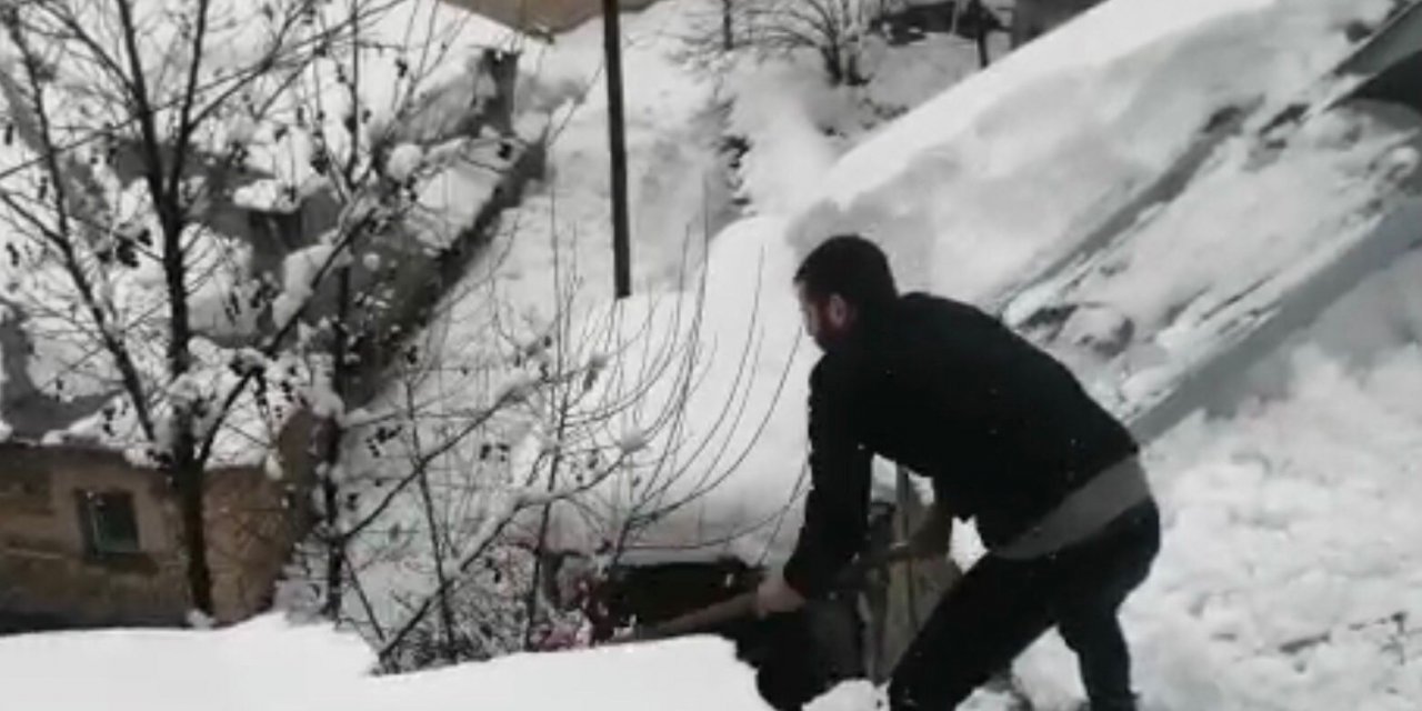 Arıcak’ta vatandaşlar, çatılarda biriken kar birikintilerini temizledi