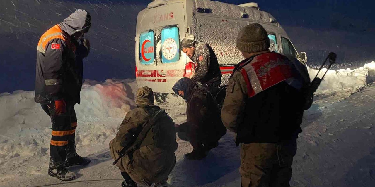 Jandarma, mahsur kalan 31 vatandaşı kurtardı