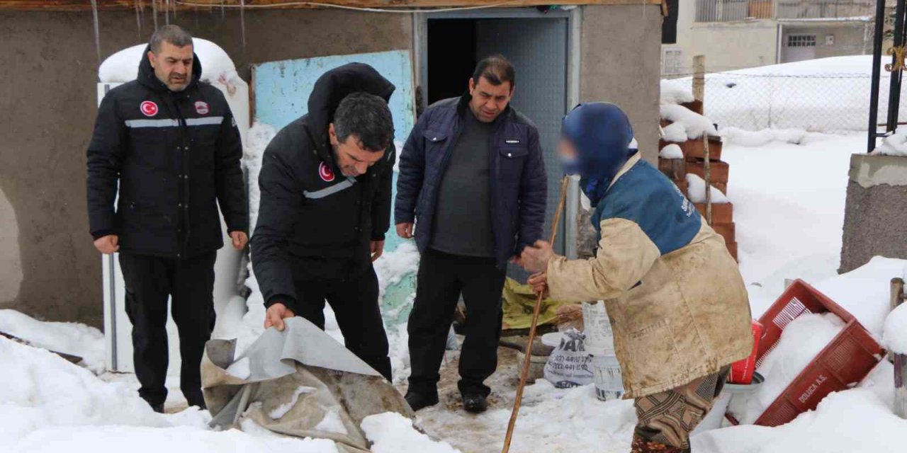 Ekipler yaşlı kadının yardım çağrısına kayıtsız kalmadı