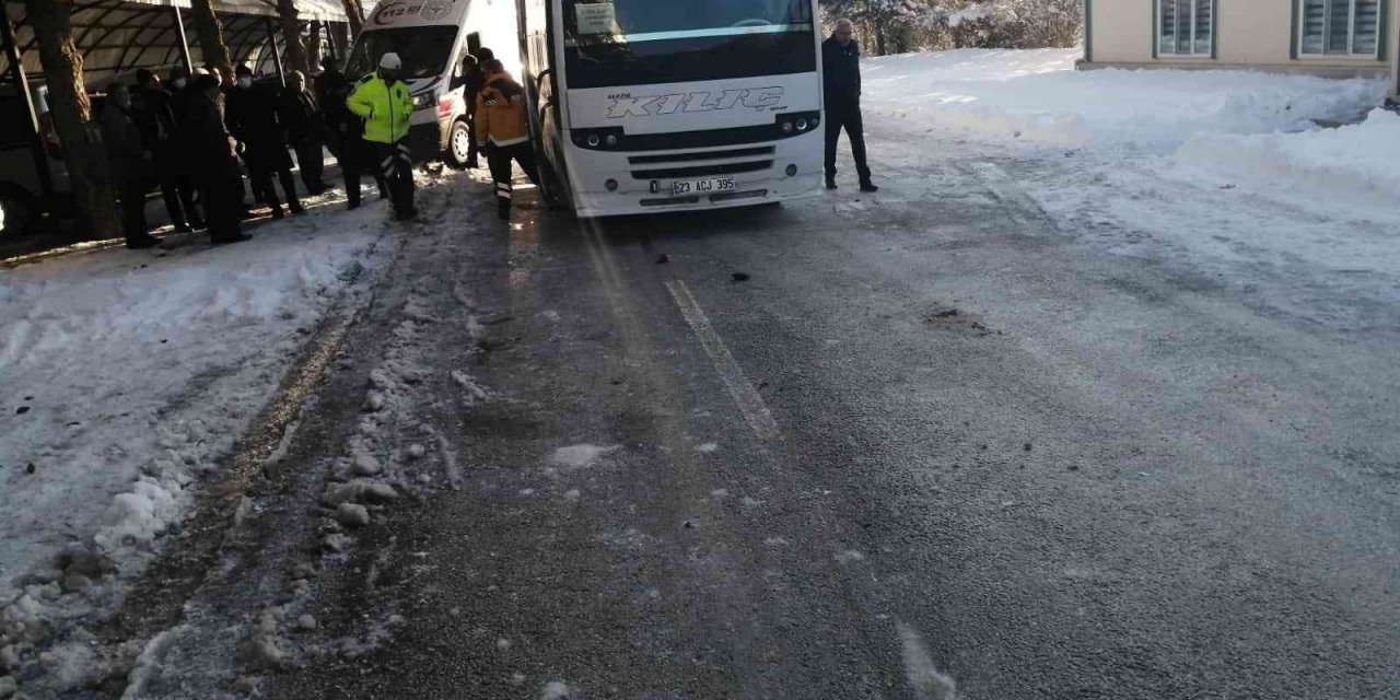 Minibüsün altında kalan kadın hayatını kaybetti
