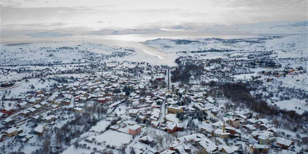Türkiye’nin en yaşlı ilçesi Ağın’da kar manzarası