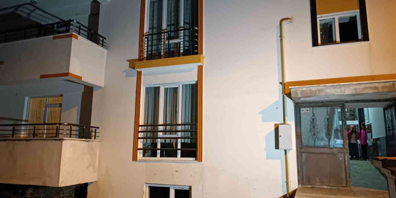 Müteahhitle Dağıtım Şirketi Arasındaki Sorun Apartmanı 8 Aydır Elektriksiz Bıraktı