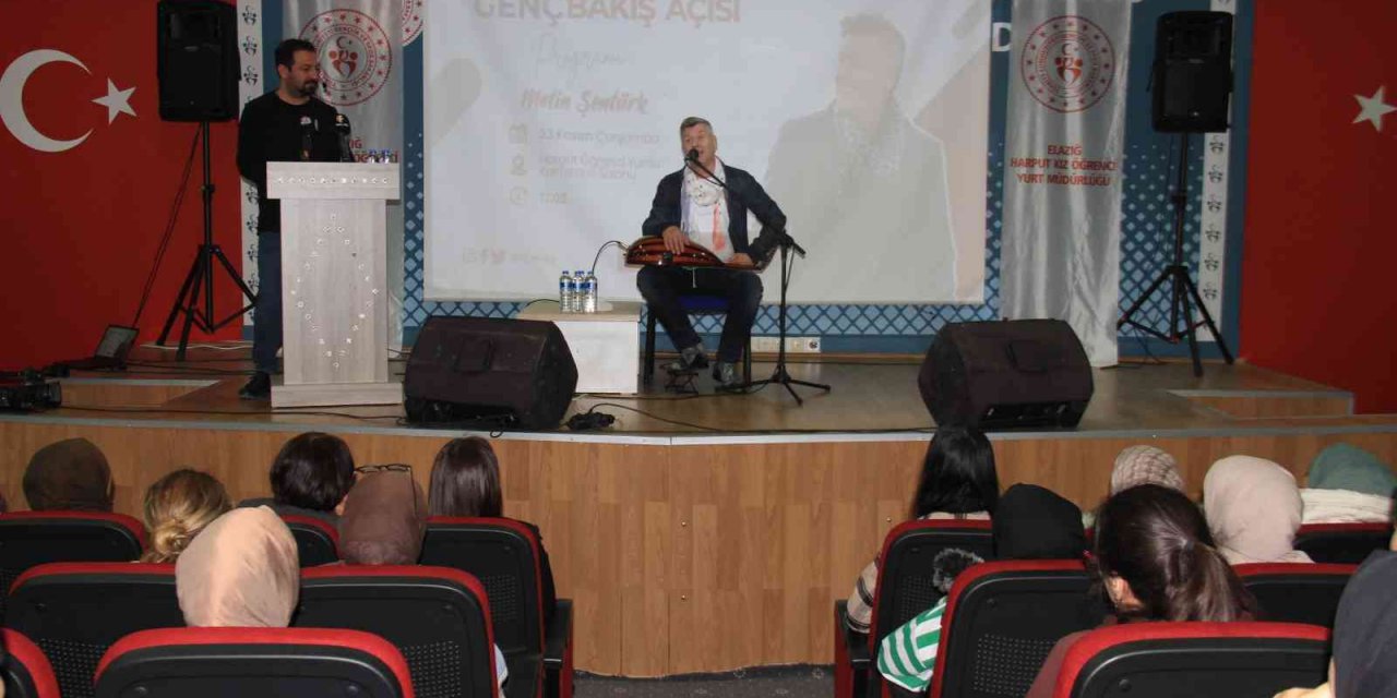 Sanatçı Metin Şentürk, Üniversite Öğrencilerini Hem Eğlendirdi Hem De Hayat Tecrübelerini Paylaştı