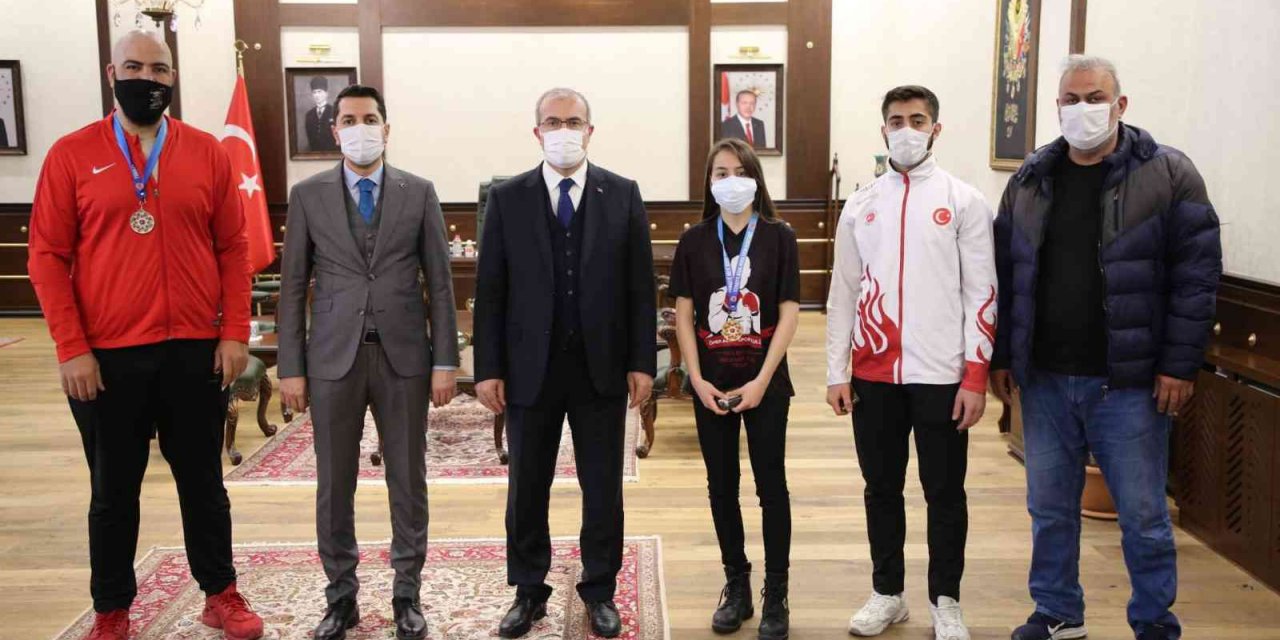Vali Toraman, şampiyonları ağırladı