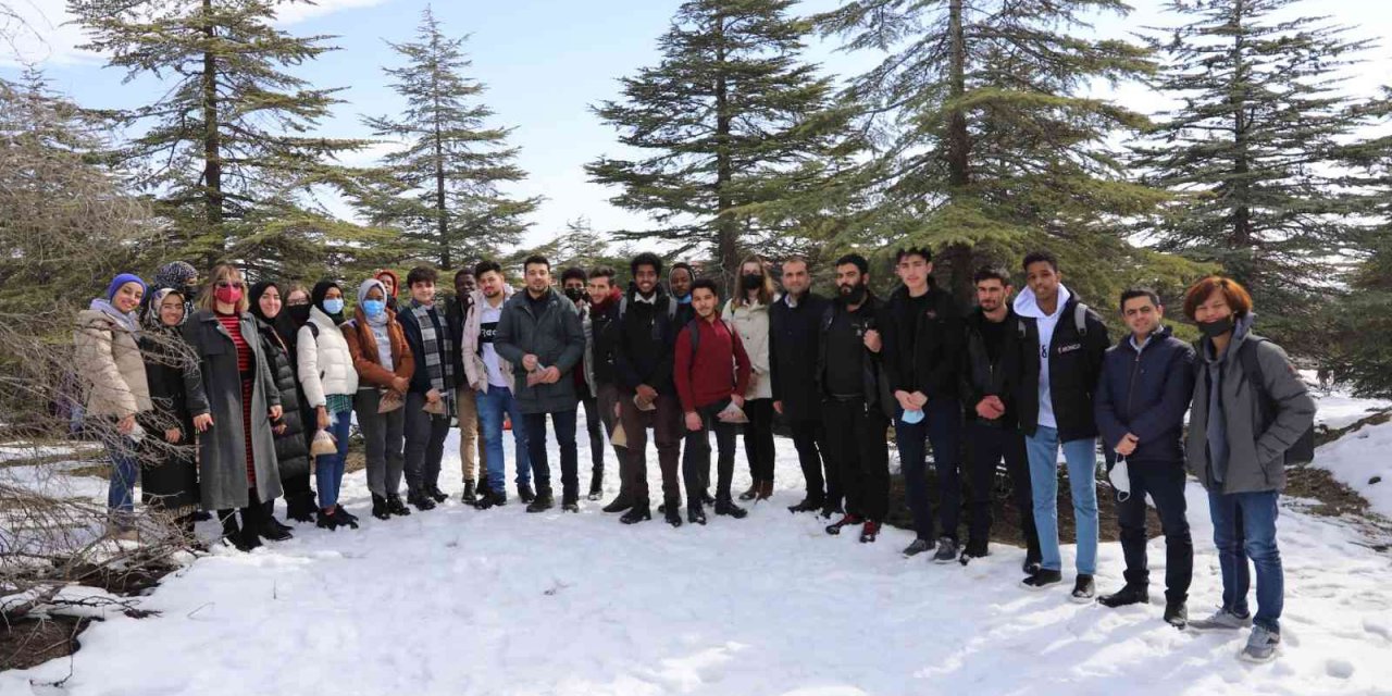 Yabancı uyruklu öğrenciler hayvanlar için doğaya yem bıraktı