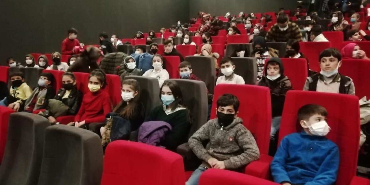 Öğrenciler ’Kesişme İyi ki Varsın Eren’ filmini izledi
