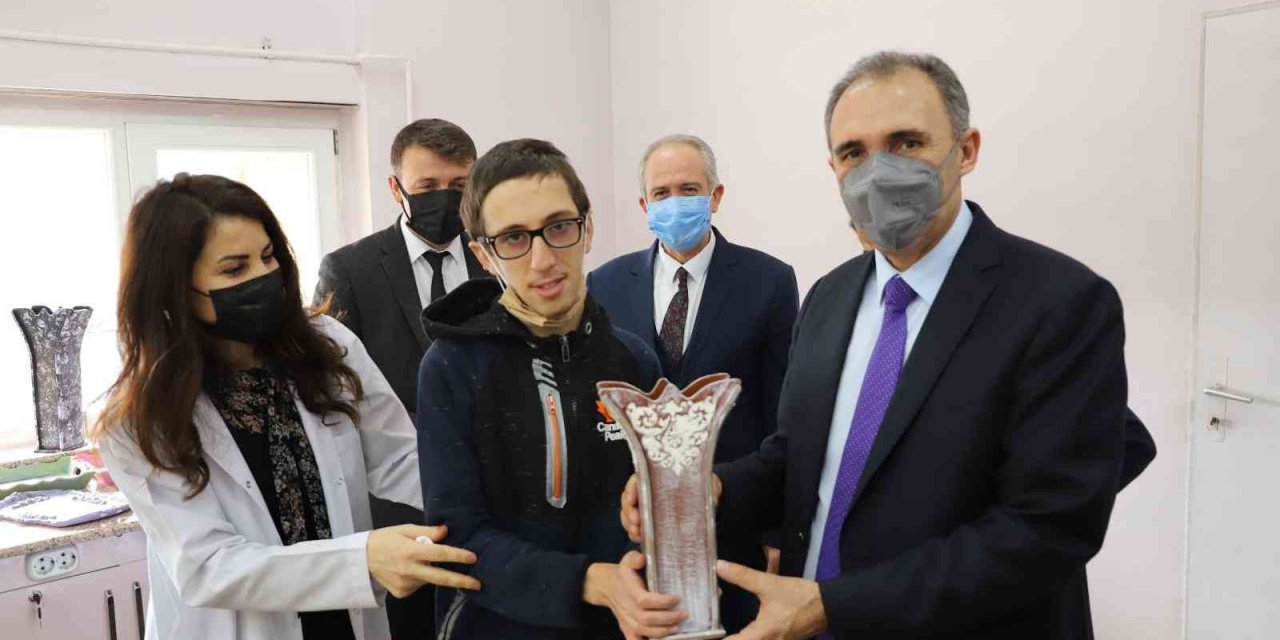 F.Ü. Rektörü Göktaş’tan özel çocuklara doğum günü sürprizi