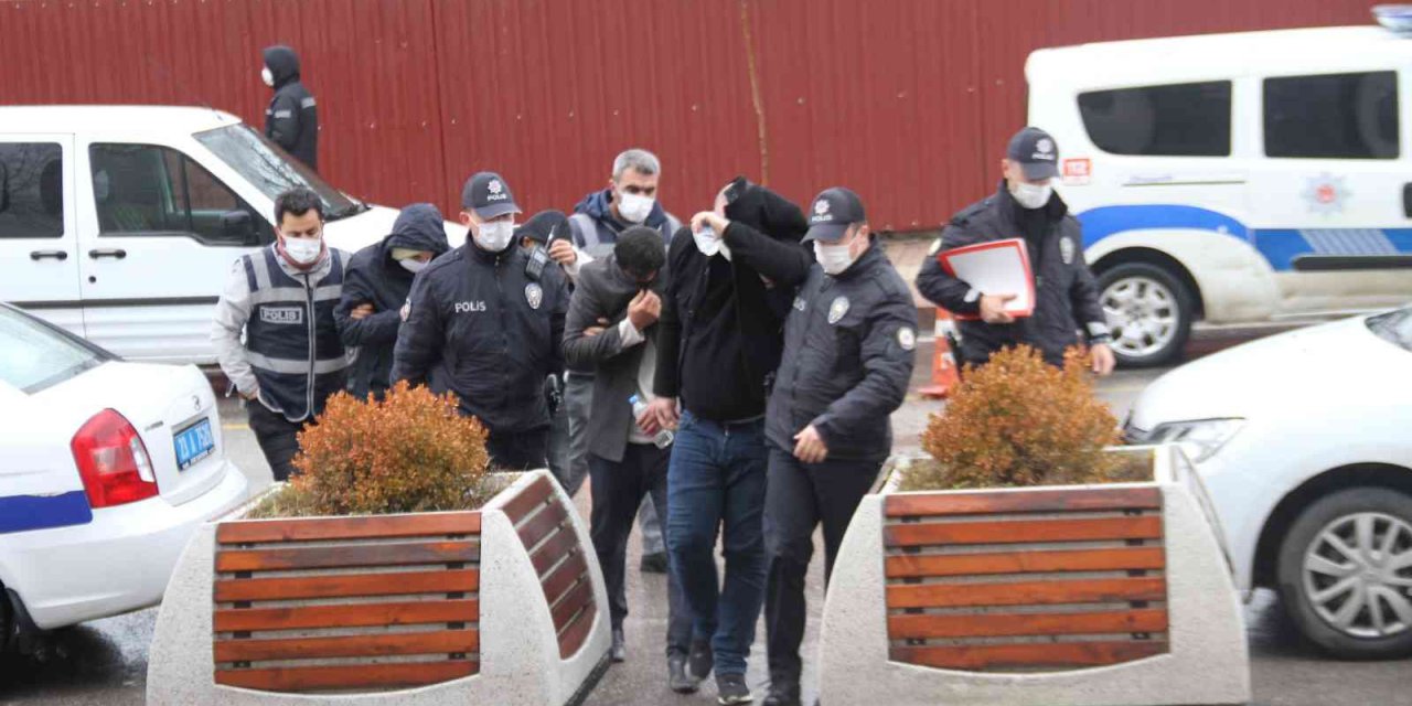 Polis tarafından suçüstü yapılan 4 şüpheliden 3’ü tutuklandı