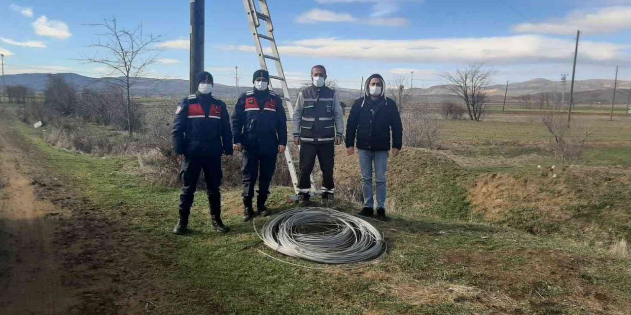 Kablo hırsızları suçüstü yakalandı