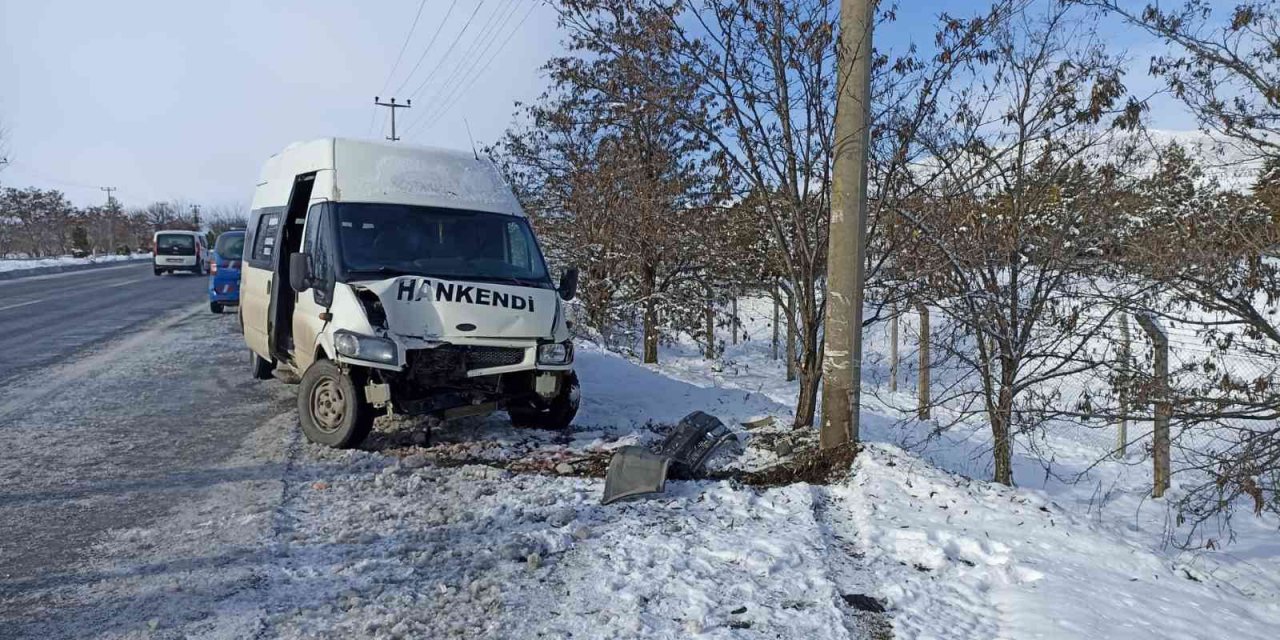 Minibüs aydınlatma direğine çarptı: 2 yaralı