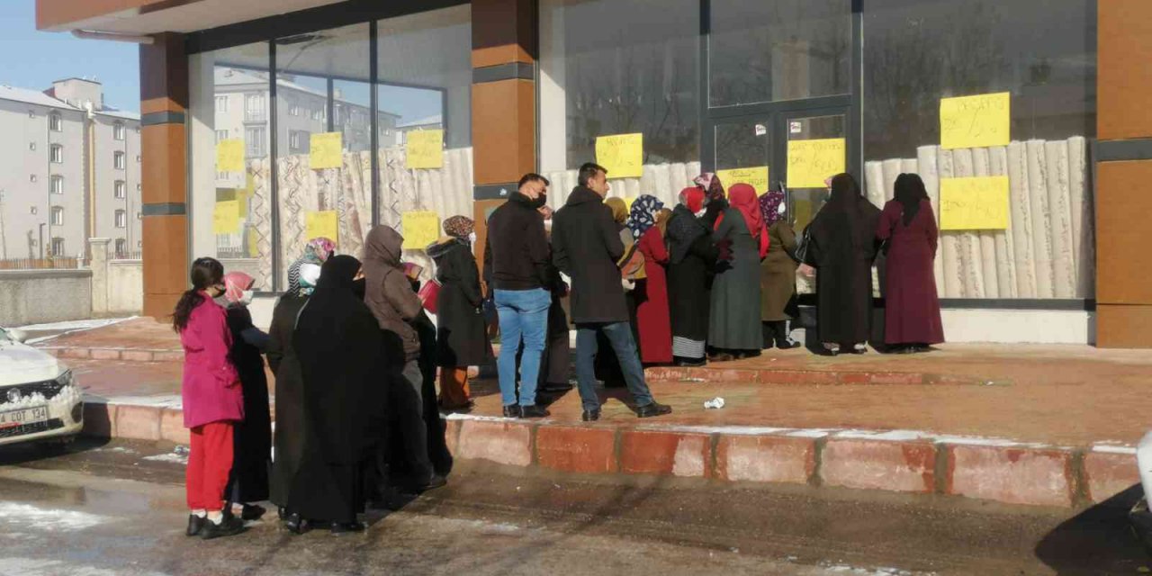 İş yeri halılarda indirme gitti, vatandaşlar eksi 4 derecede mağazaya akın etti