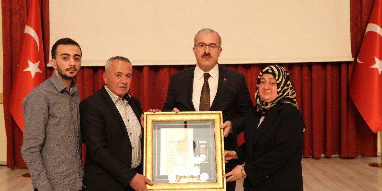 Şehit aileleri ve gazilere ‘Devlet Övünç Madalyası ve Beratı’ verildi