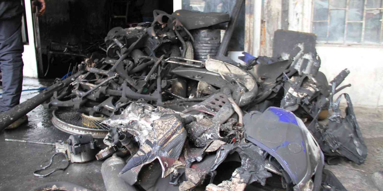 Tamir dükkanında yangın: 400 bin liralık motosikletler kül oldu