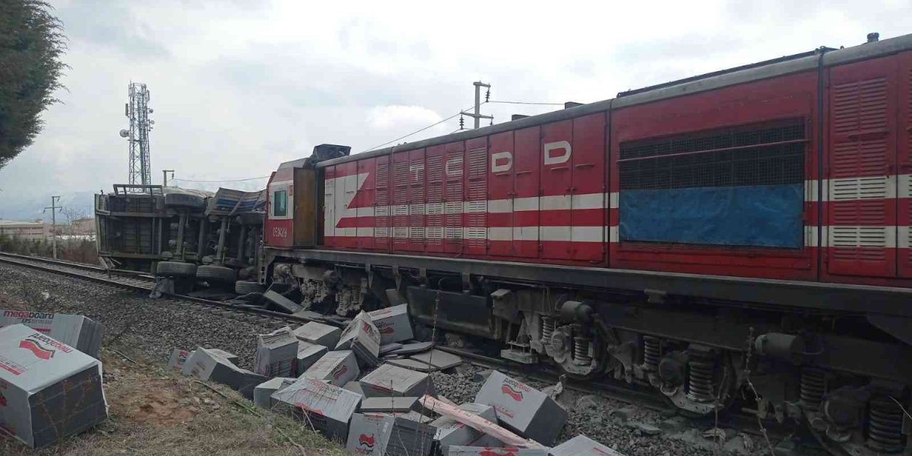 Tren tıra çarptı, sürücü araçtan atlayarak canını kurtardı