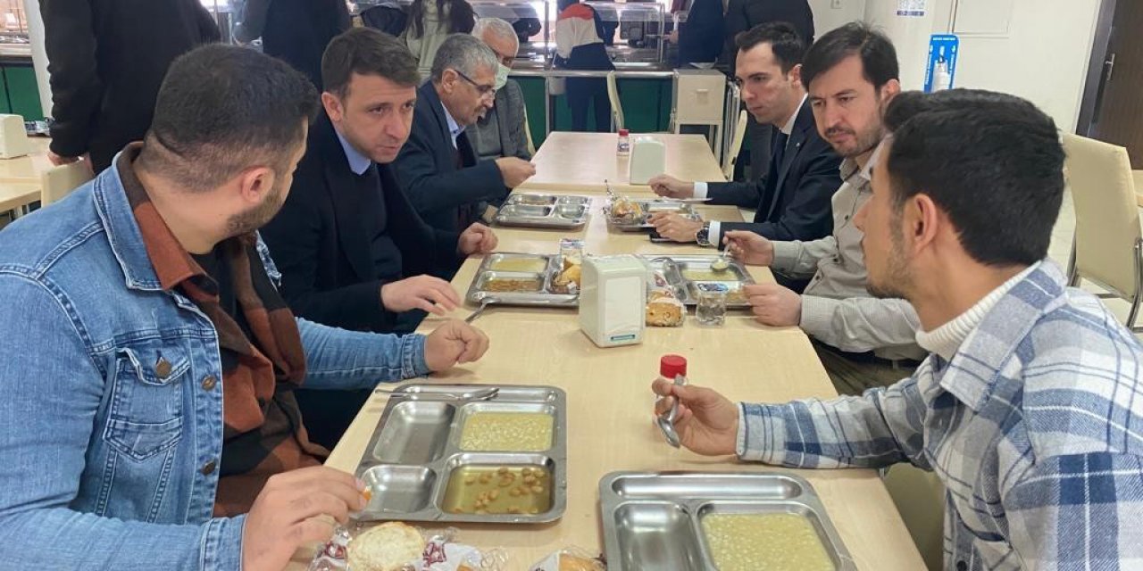 Üniversite öğrencilerine ‘Çanakkale menüsü’ dağıtıldı