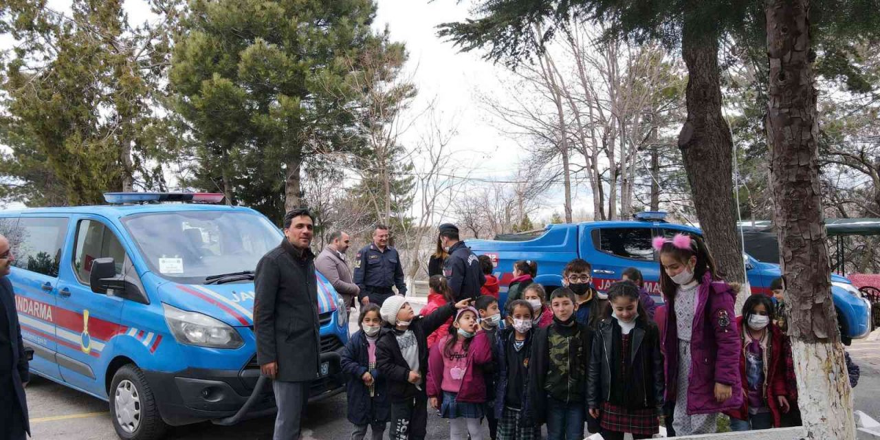 Öğrenciler, jandarma ekiplerine Türk bayrağı ve Kuran’ı Kerim hediye etti