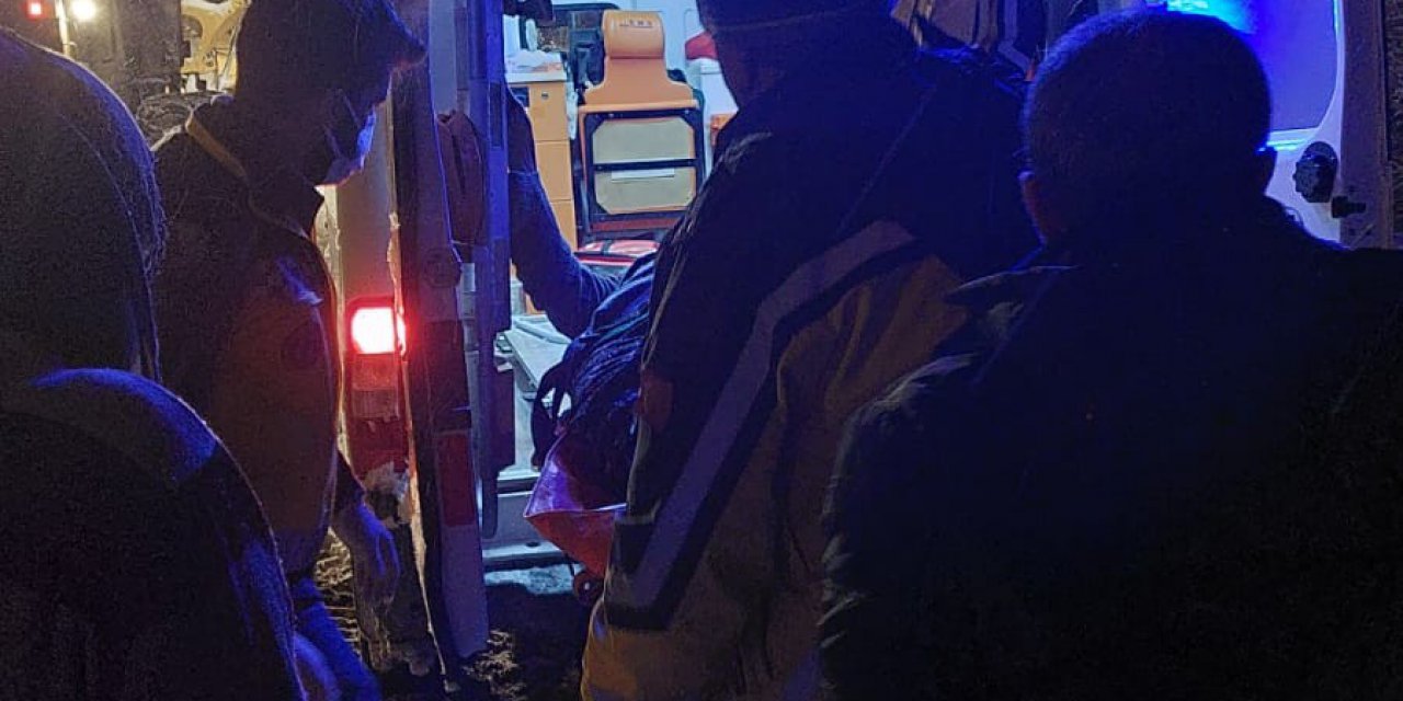 Karda mahsur kalan vatandaş 5 saatlik çalışmanın ardından kurtarıldı
