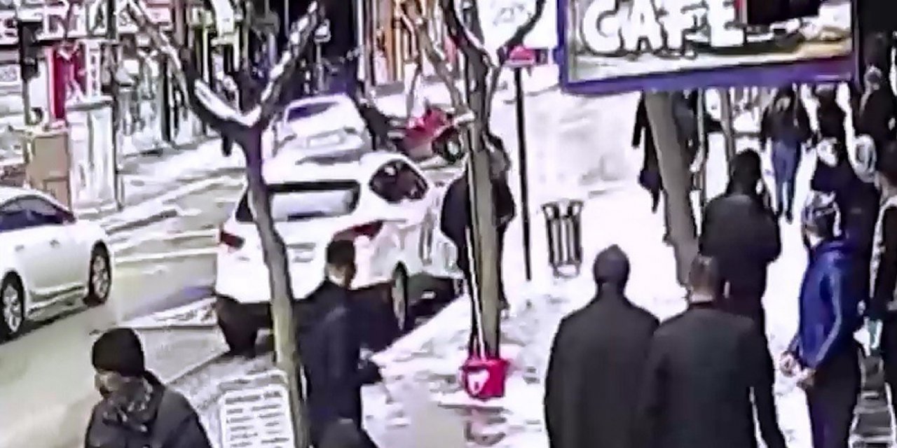 Otomobilin sepetli motosiklete çarpma anı kamerada