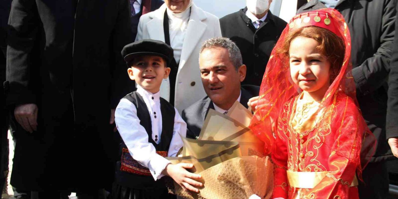 Milli Eğitim Bakanı Özer, Elazığ’da kütüphanenin açılışını gerçekleştirdi
