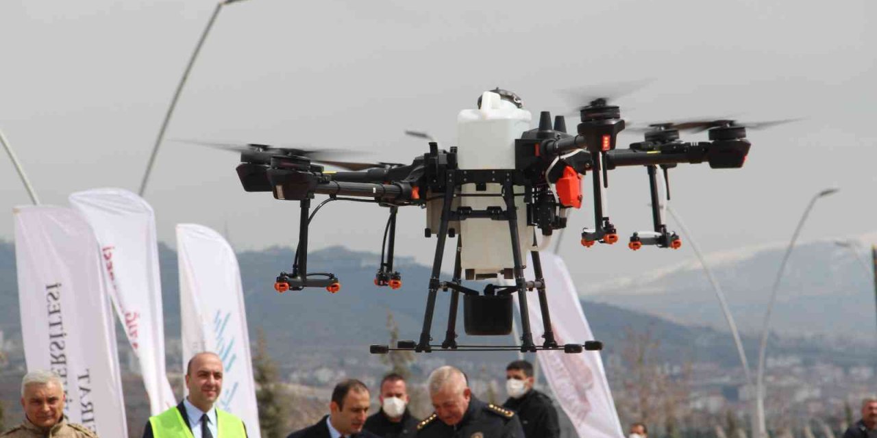 Vali Ömer Toraman, lavanta bahçesini dron ile ilaçladı