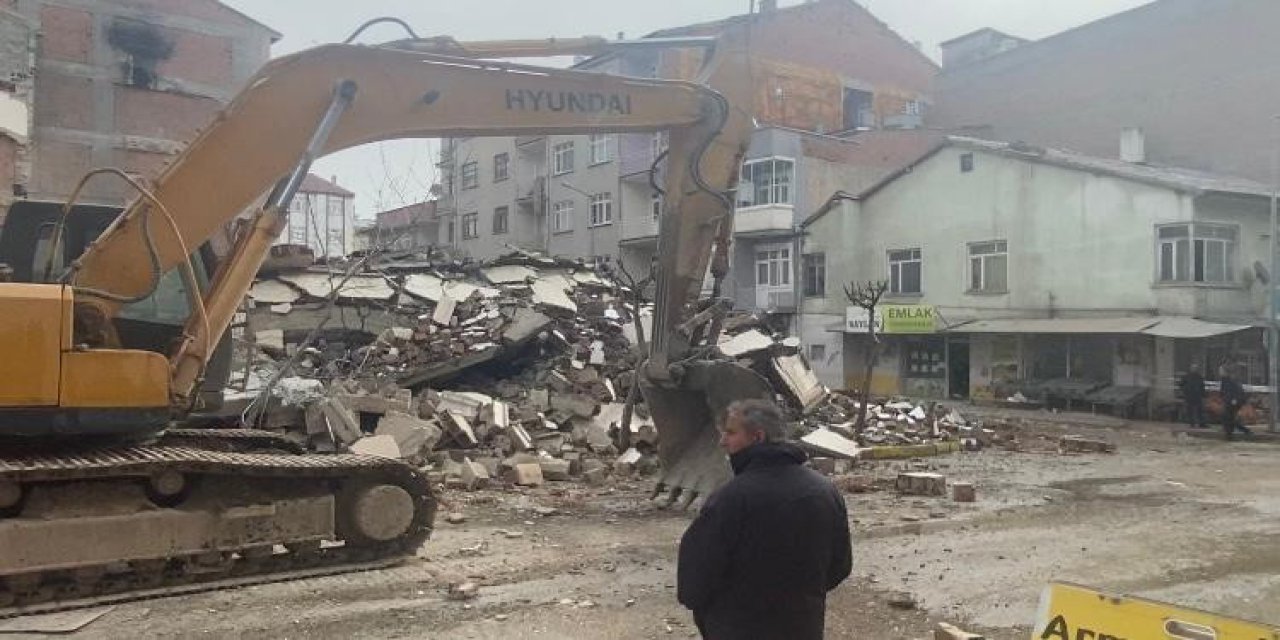Yıkımına başlanan bina çöktü