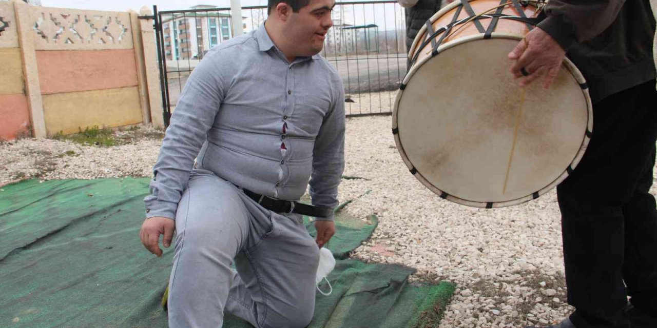 Okuma yazma öğrenen down sendromlu Mustafa’ya davullu klarnetli kutlama