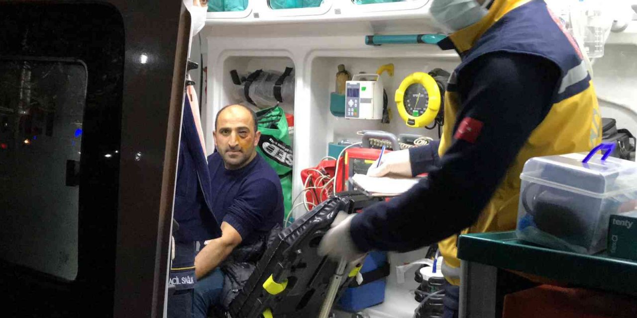 Kendilerini uyaran halk otobüsü şoförünü tekme tokat dövdüler