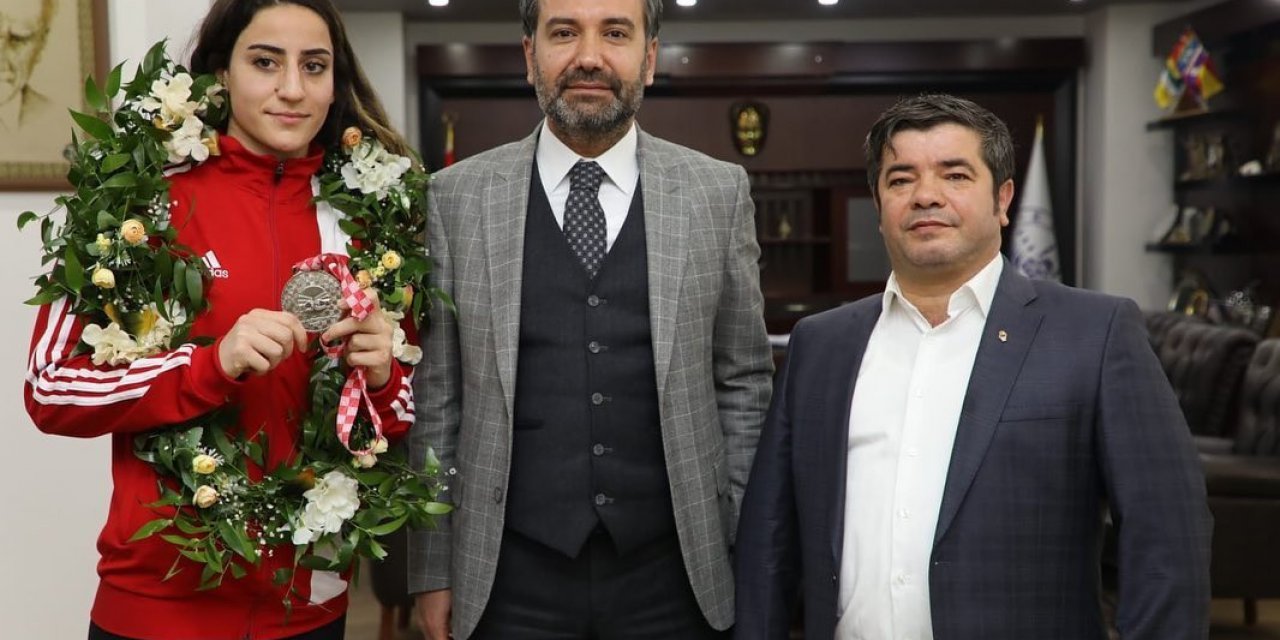 Gizem Özer’e Elazığ’da coşkulu karşılama