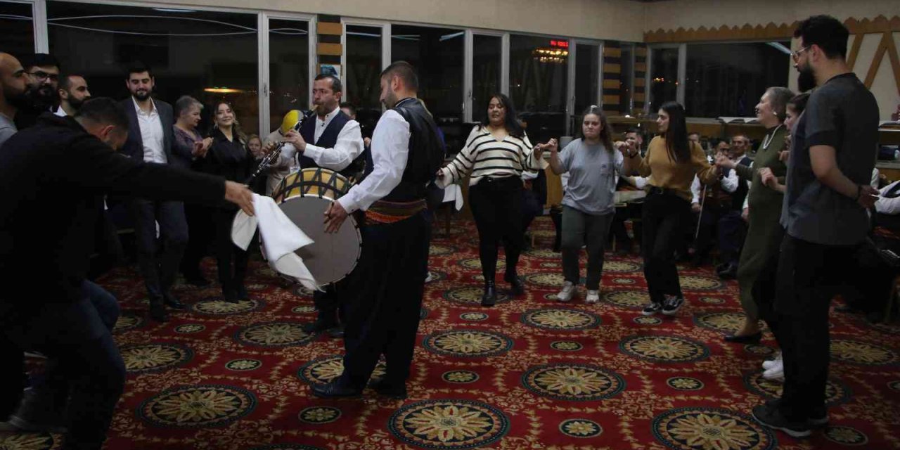 Yabancı turistler Türk Gecesinde doyasıya eğlendi