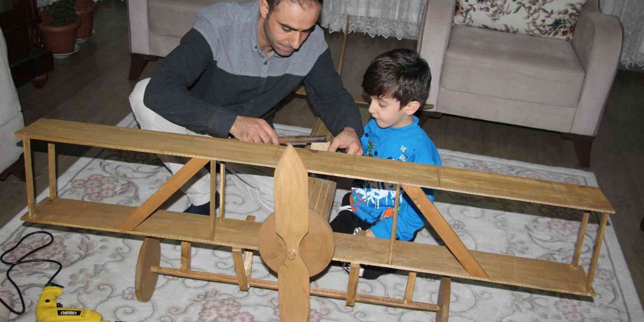 Hayali için evini atölyeye çevirdi, maket uçak yapmaya başladı