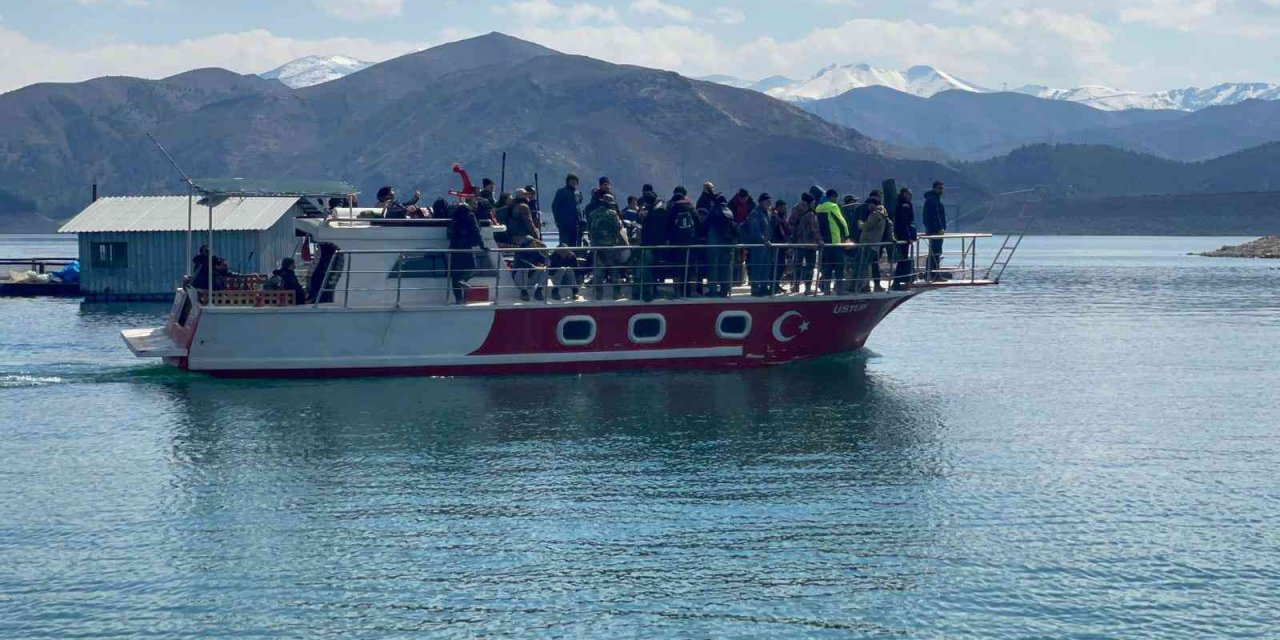 Balıkçılar en büyük balığı yakalamak için yarıştı