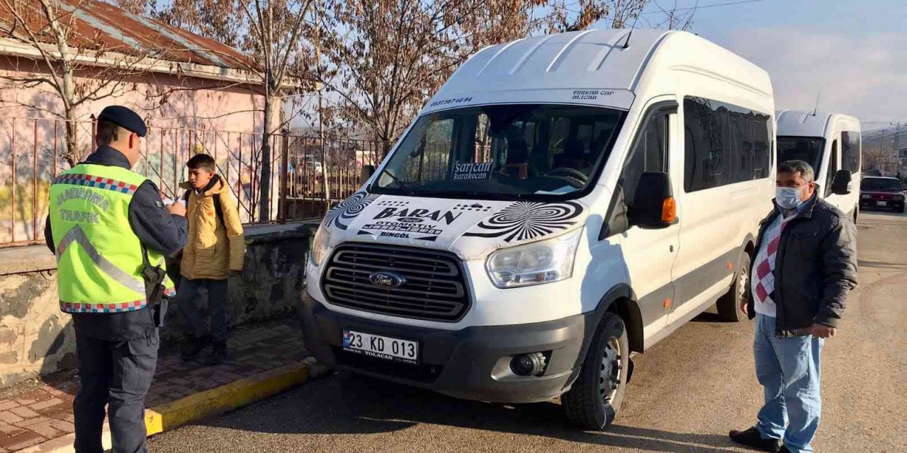 Jandarma ekipleri okul servis araçlarını denetledi