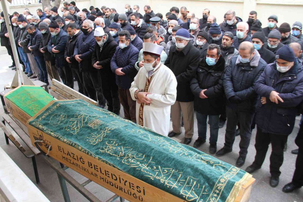 Kardeşler 2 saat arayla vefat etti