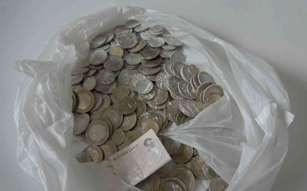 Zabıta dilenciyi yakaladı, vatandaş hala para vermeye çalıştı