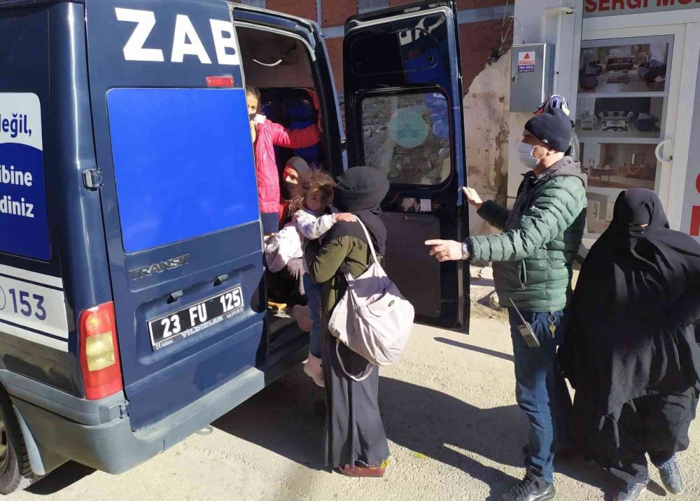 Zabıta dilenciyi yakaladı, vatandaş hala para vermeye çalıştı