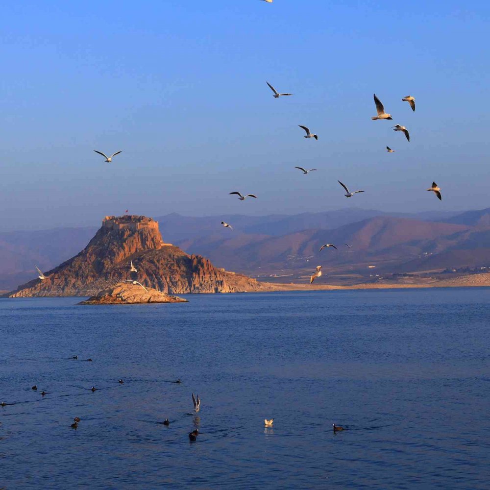 Barajın ortasındaki tarihi güzellik ’Pertek Kalesi’