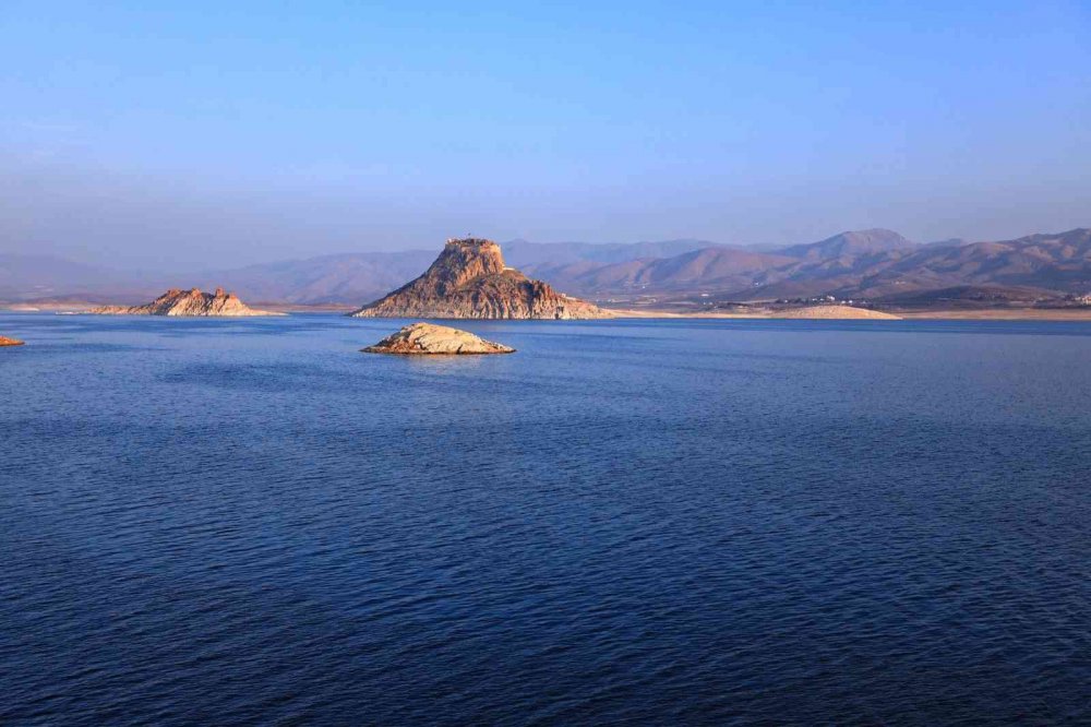 Barajın ortasındaki tarihi güzellik ’Pertek Kalesi’