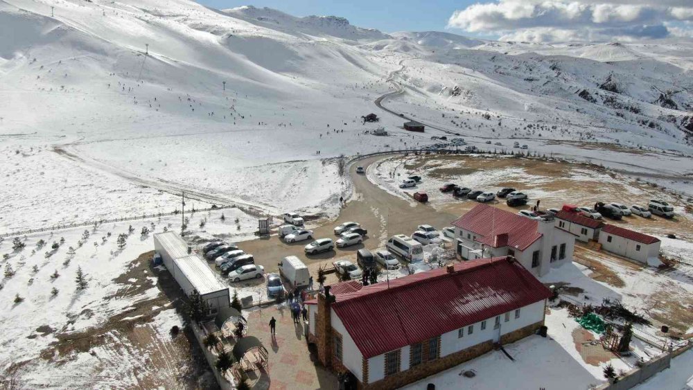 Hazarbaba Kayak Merkezinde ziyaretçi yoğunluğu
